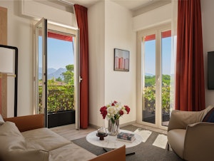 One-Bedroom Suite with Mountain View - Living Area