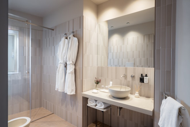 Deluxe - Bathroom