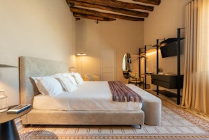 Deluxe - Bedroom
