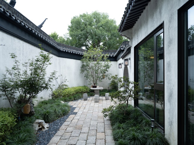 Premier Courtyard King Room