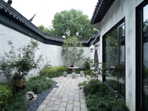 Premier Courtyard King Room