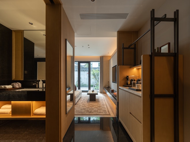 Deluxe Courtyard King Room