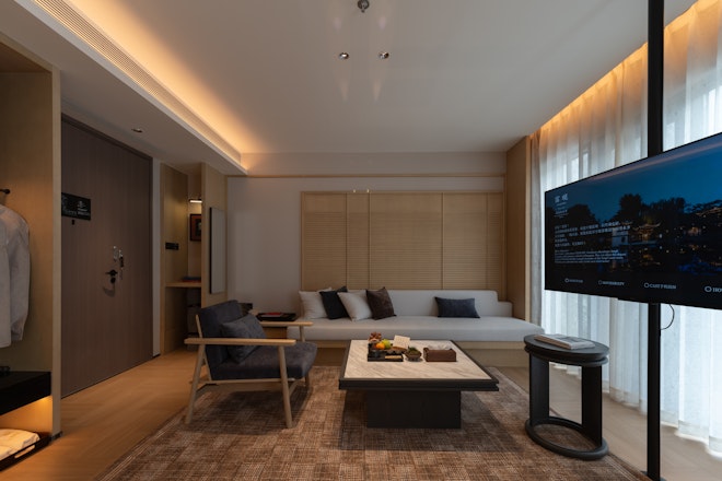 Premier Courtyard King Room