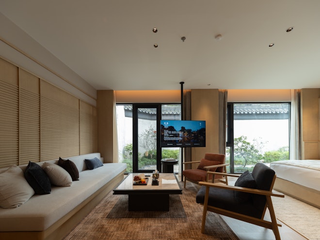 Premier Courtyard King Room