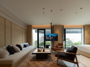 Premier Courtyard King Room