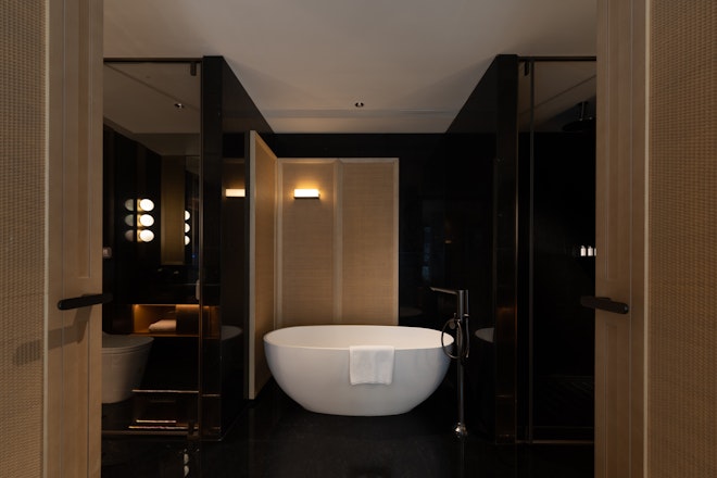 Deluxe Courtyard King Room