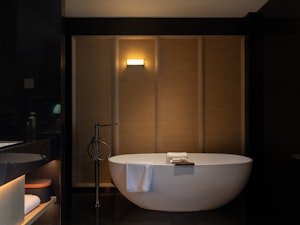 Premier Courtyard King Room