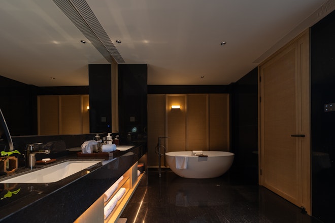 Premier Courtyard King Room