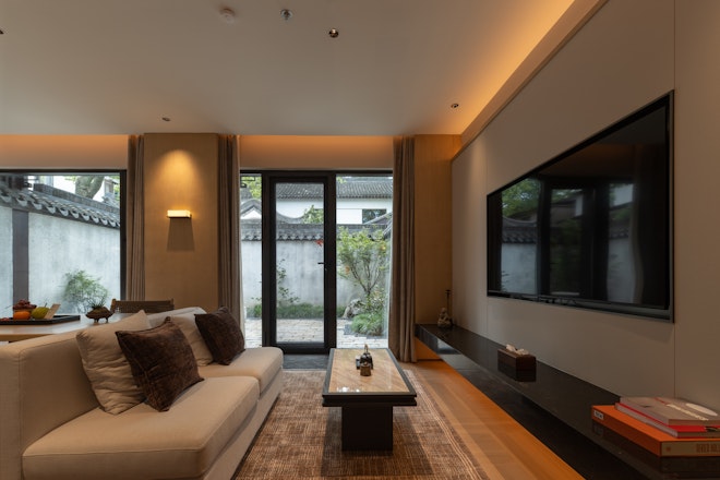Deluxe Courtyard King Room