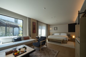 Elegant Courtyard King Room