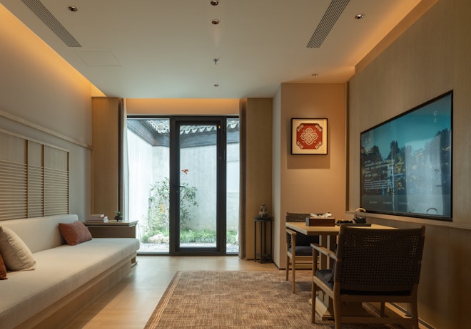 Deluxe Courtyard King Duplex Room