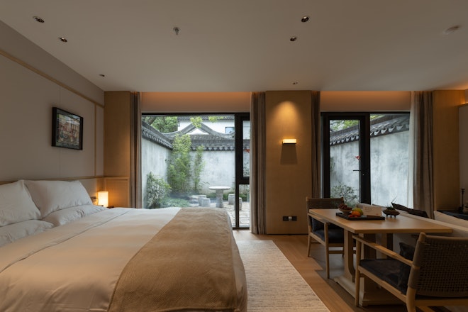 Deluxe Courtyard King Room