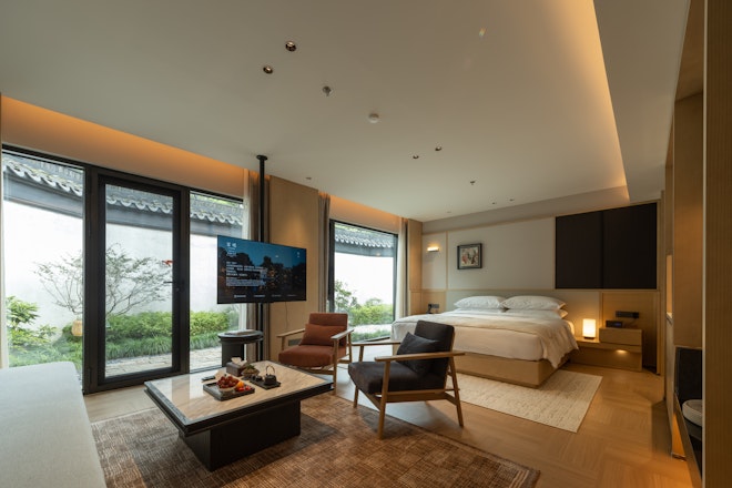 Premier Courtyard King Room