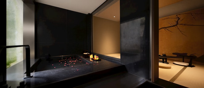 Luxury Courtyard Suite with Hot Pool