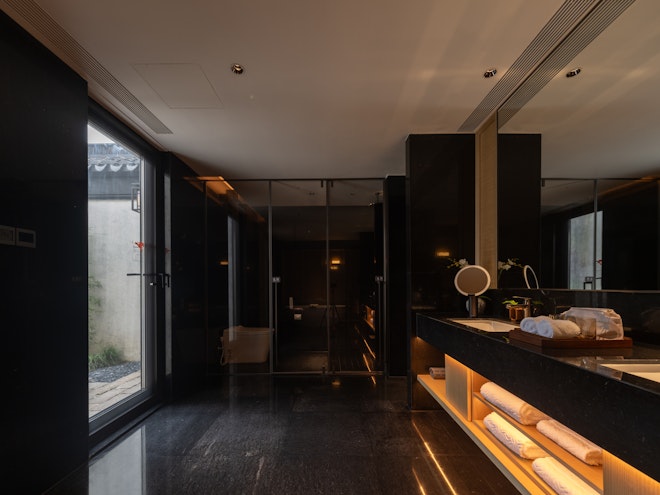 Premier Courtyard King Room