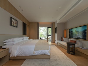Deluxe Courtyard King Duplex Room