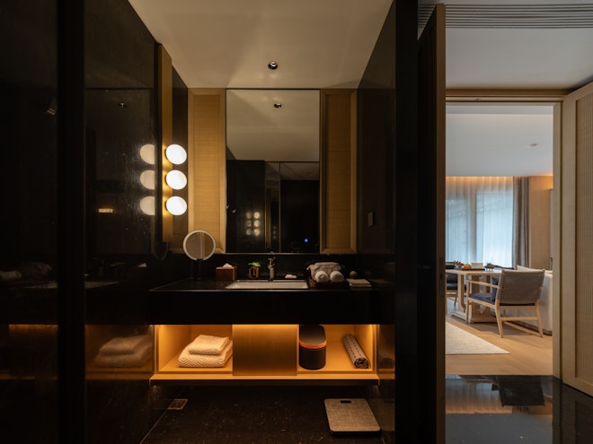 Deluxe Courtyard King Room