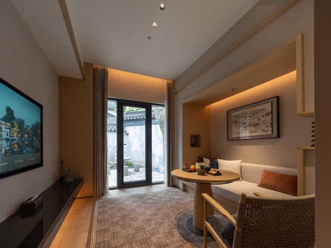 Deluxe Courtyard King Duplex Room