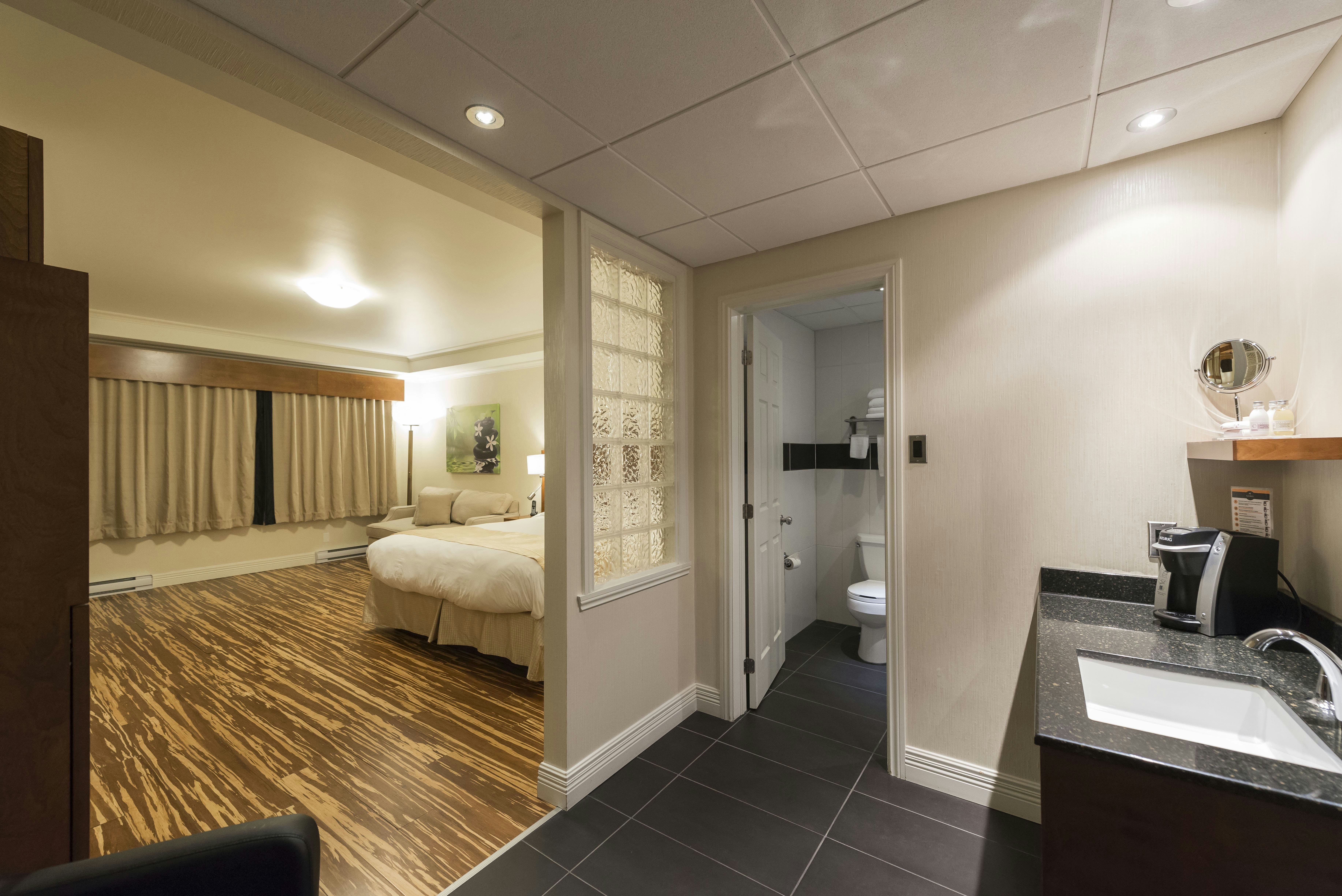 Hotel and Suites Le Dauphin Drummondville
