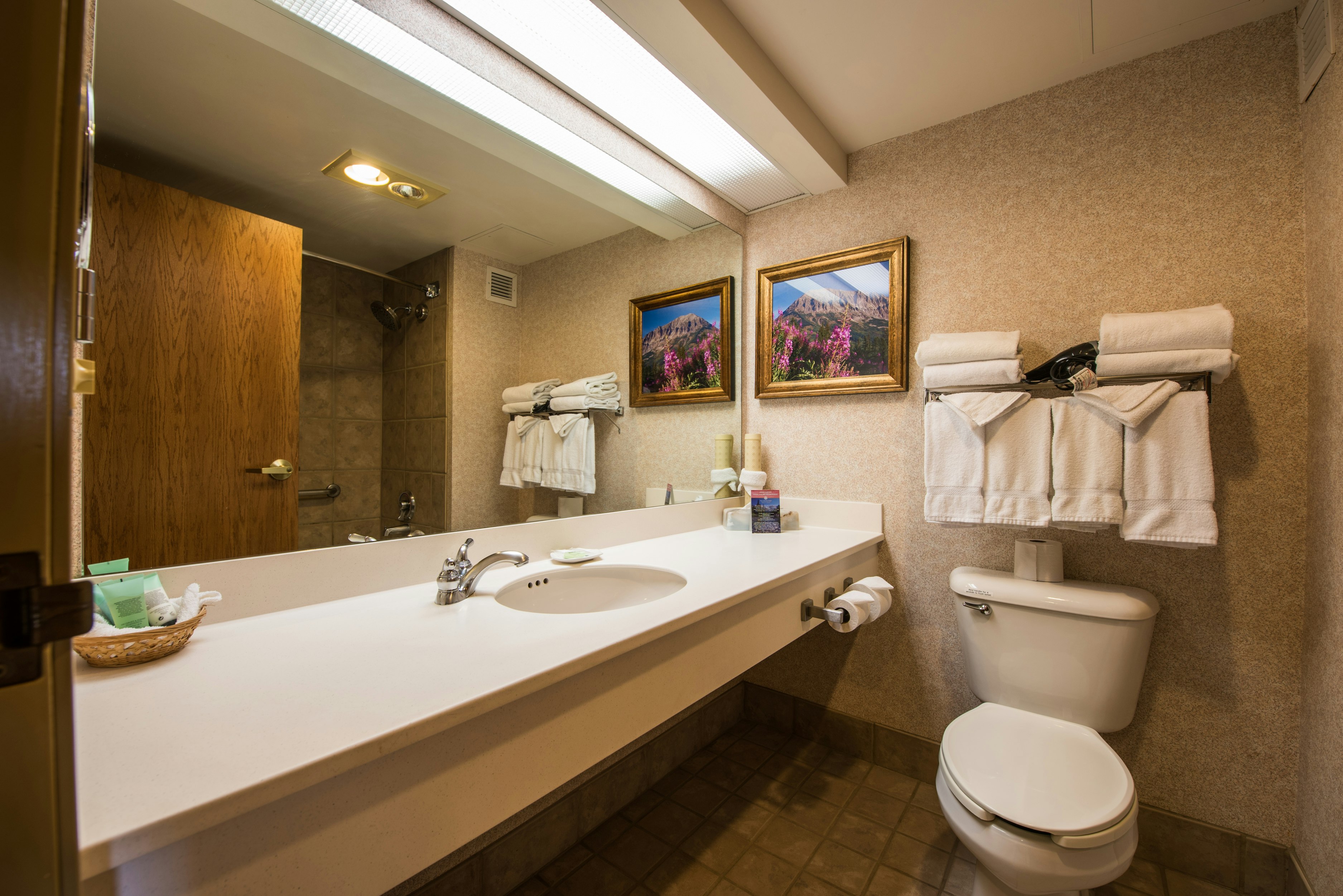 The Grand Lodge: King Corner Suite Pet Friendly