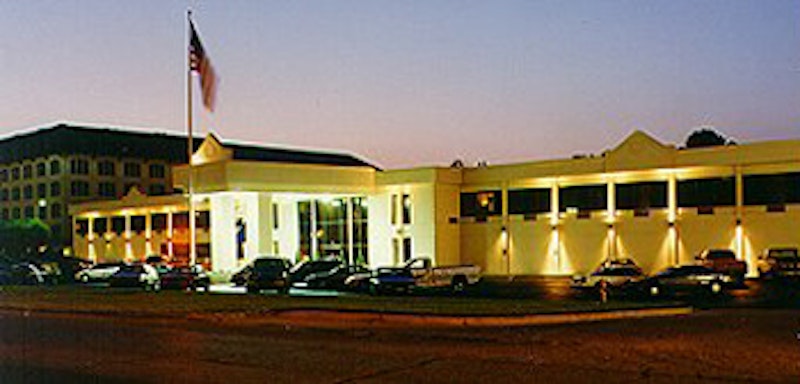Trade Winds Central Inn