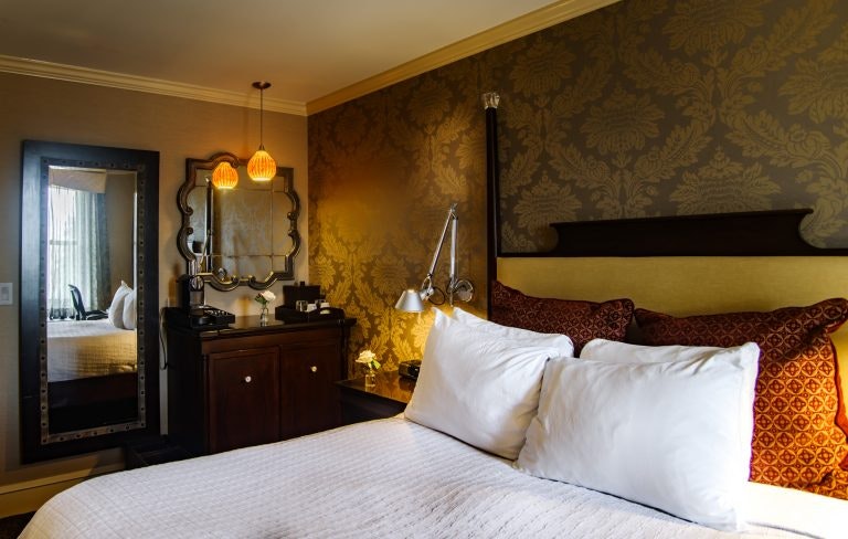 1 Queen Bed