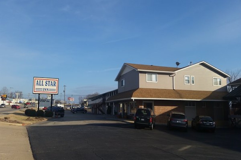 All Star Inn St. Roberts