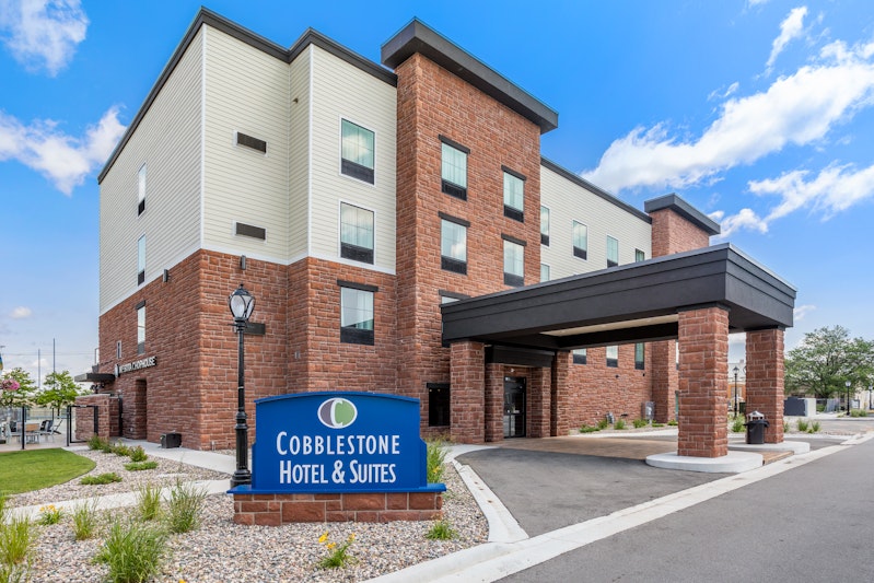 Cobblestone Hotel Suites – De Pere