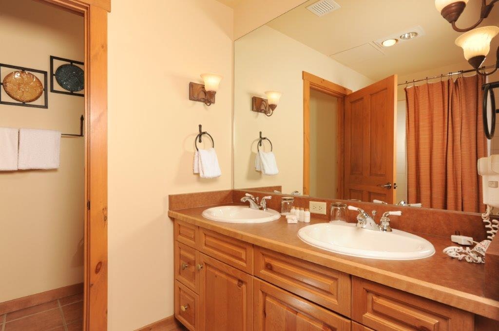 Two Bedroom Condo plus Murphy Bed