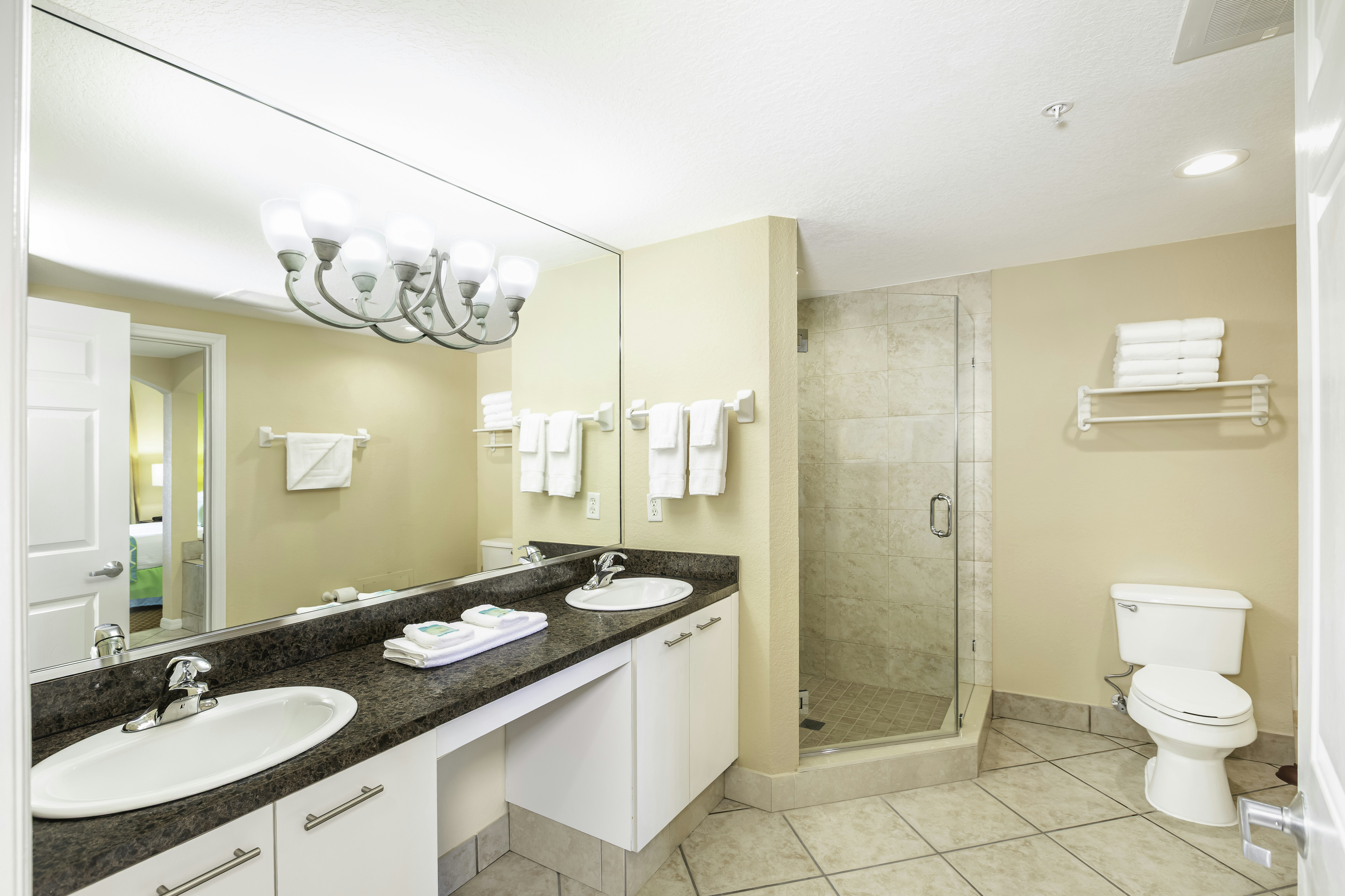 Deluxe 1 Bedroom King Suite