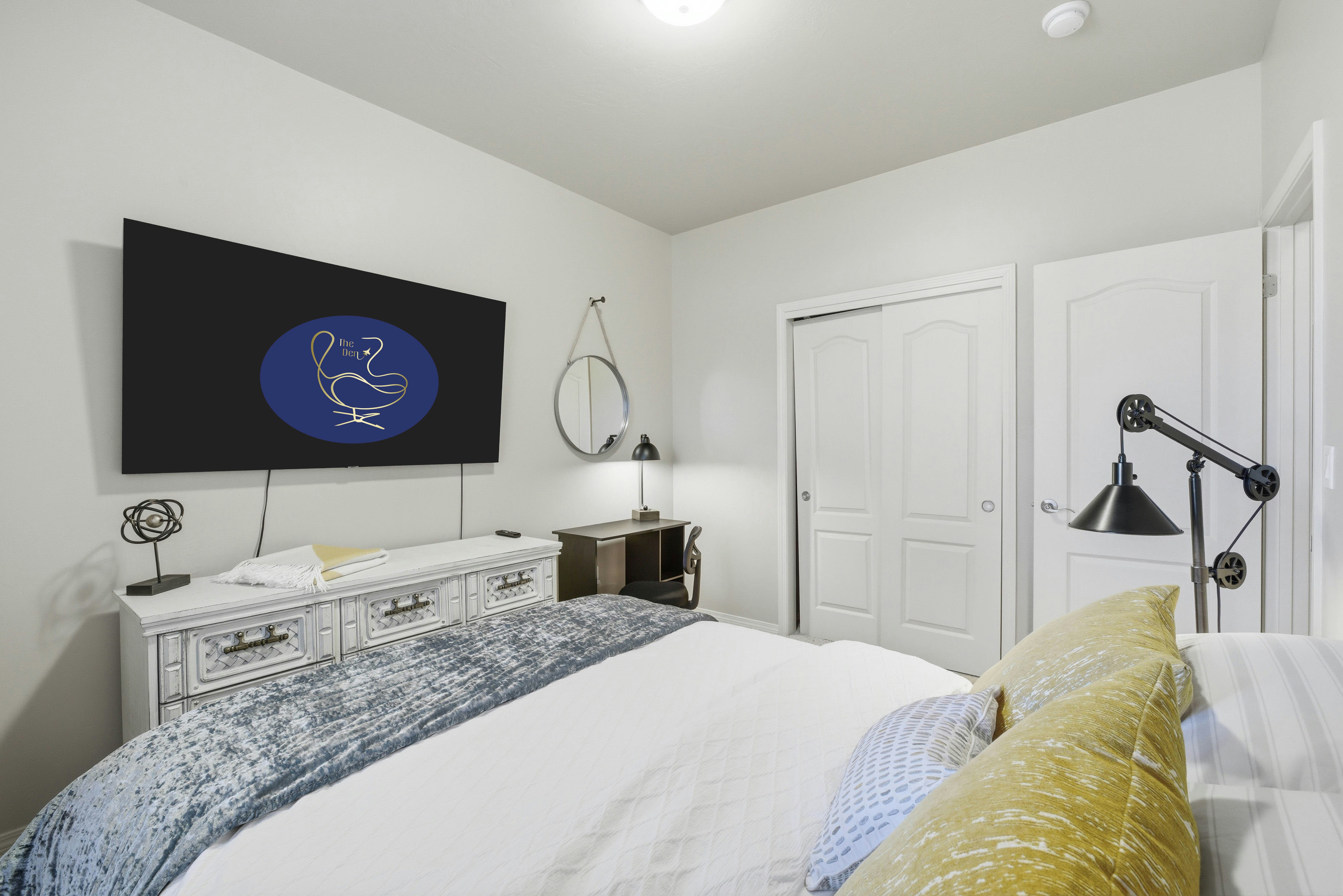Standard Room: Queen Bed