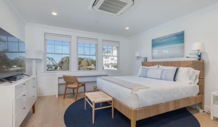 Waterfront Residences at Canoe Place Inn