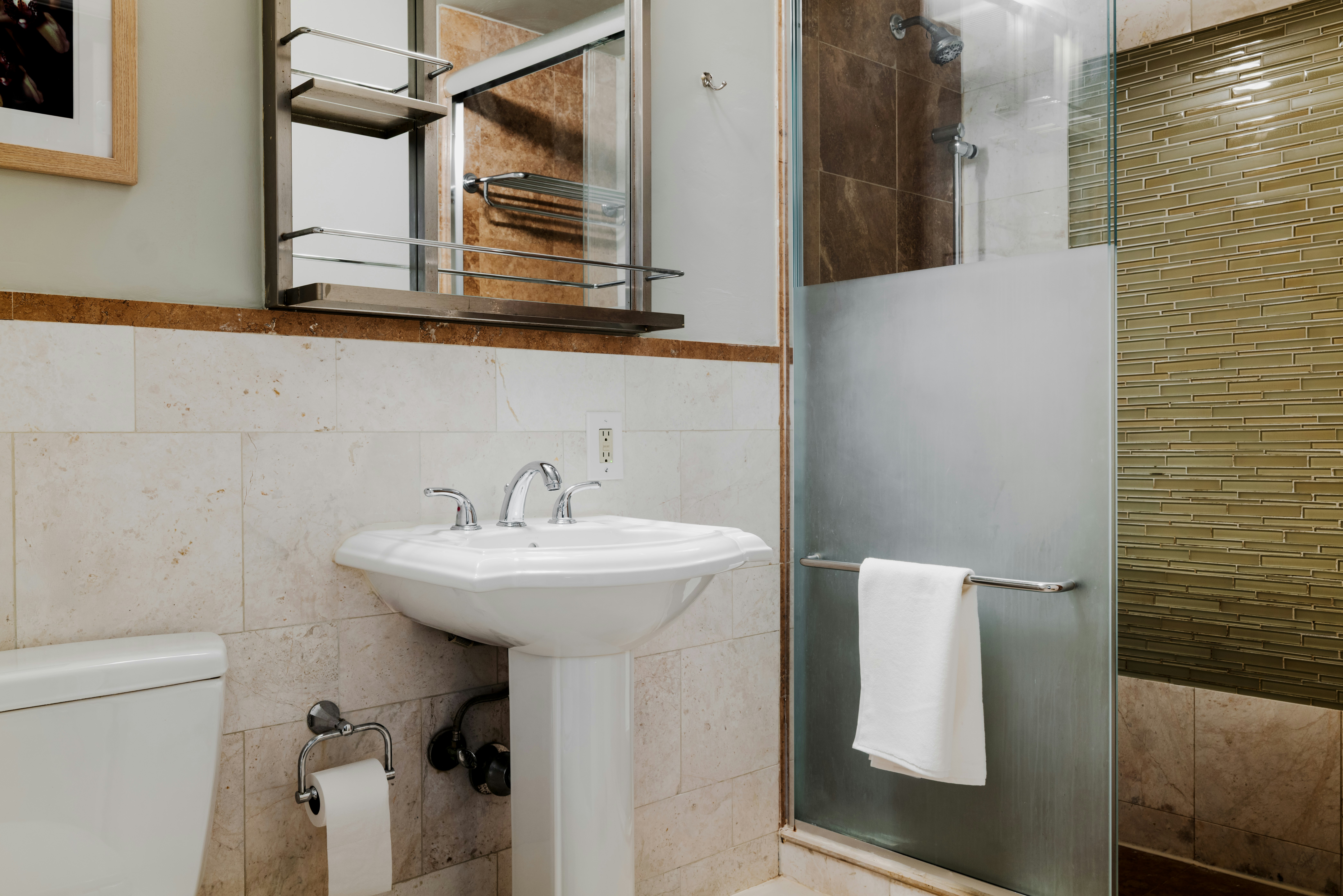 One-Bedroom Queen Apartment