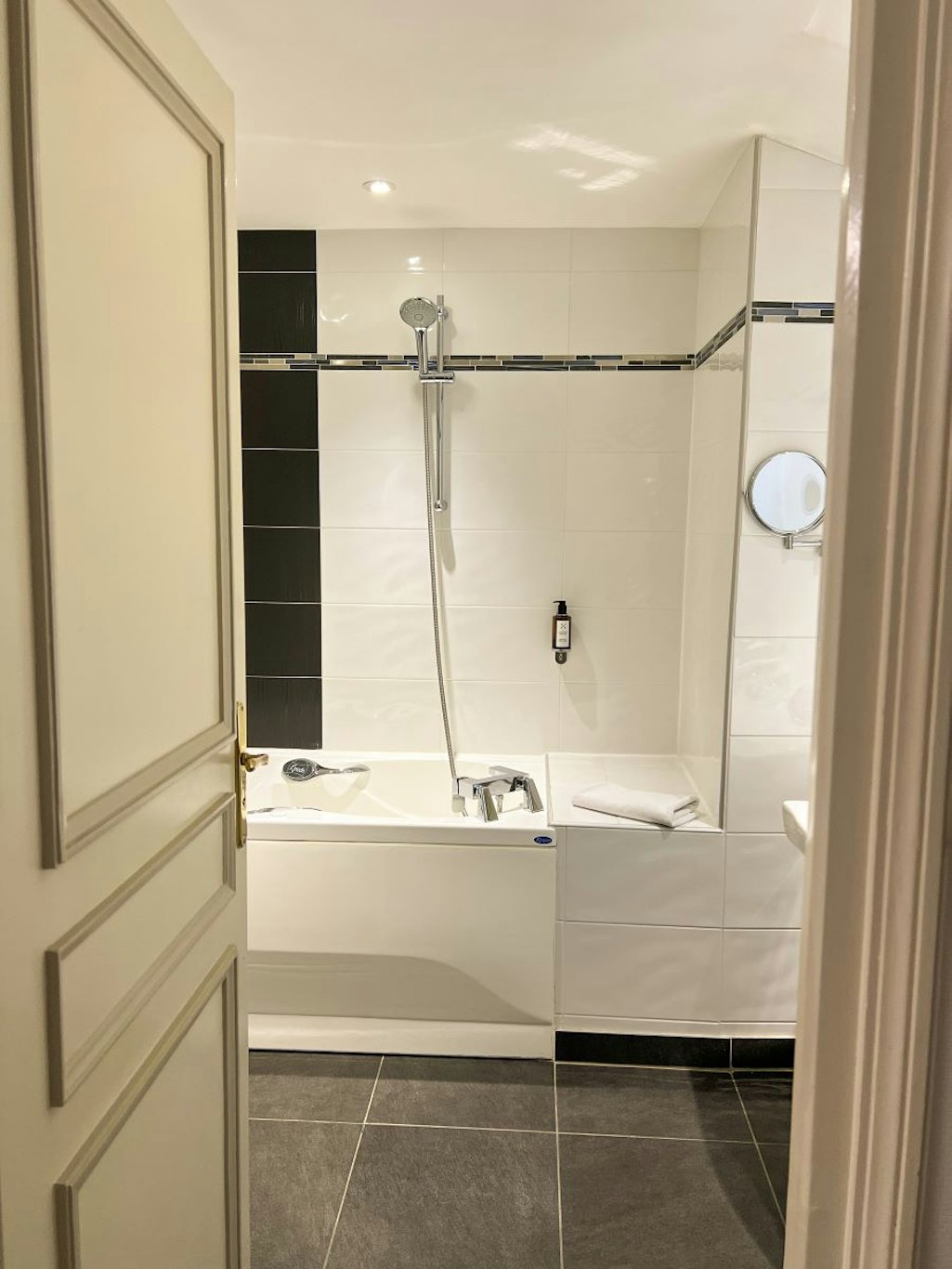 Le Phenix Hotel