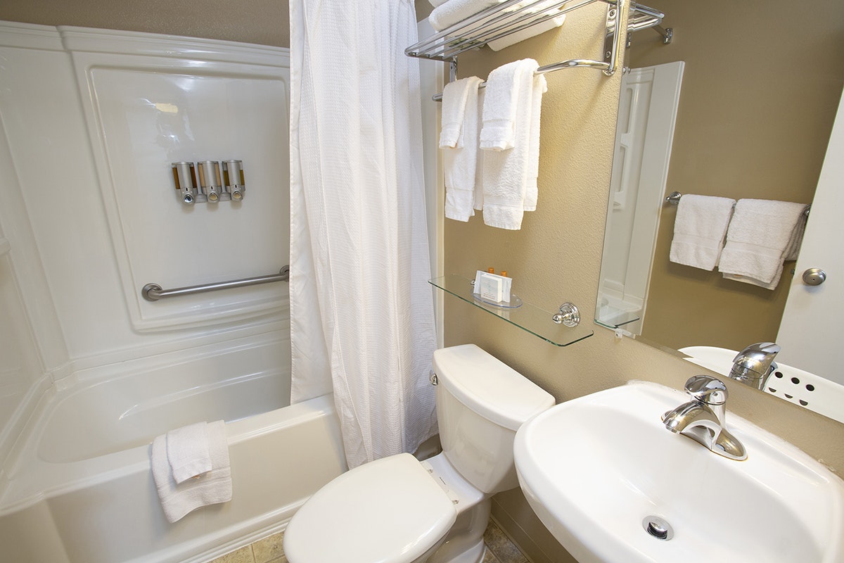 1 BDRM Queen Suite with Lakeview (Refreshed)