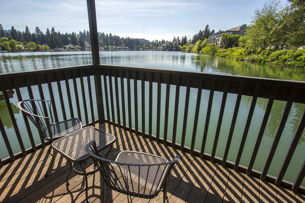 The Lakeshore Inn