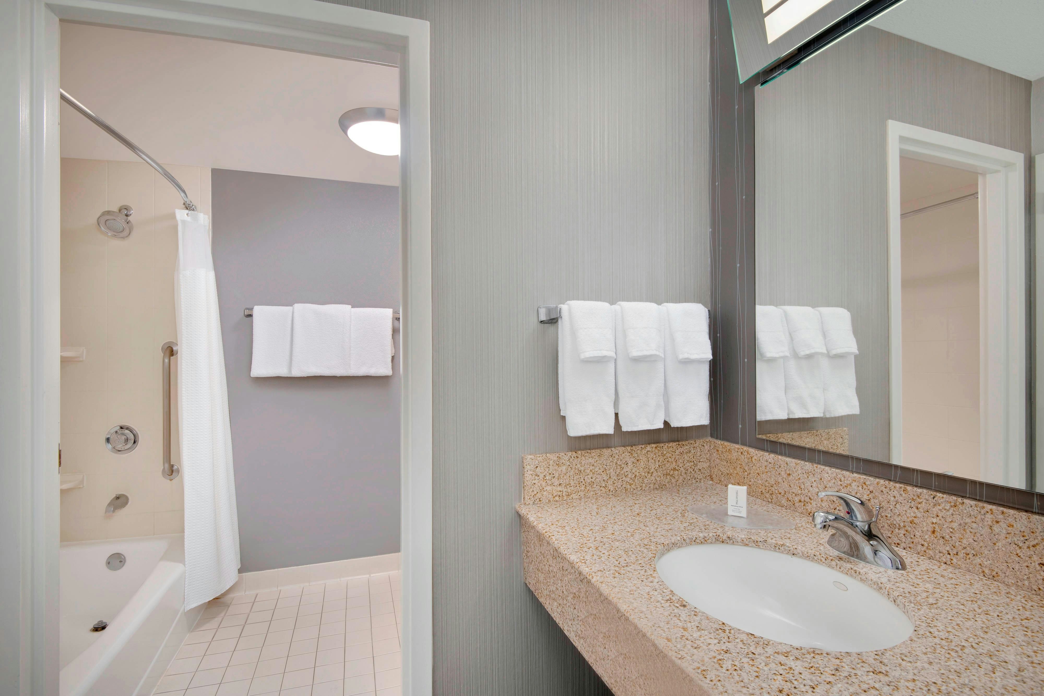Courtyard by Marriott Savannah Midtown