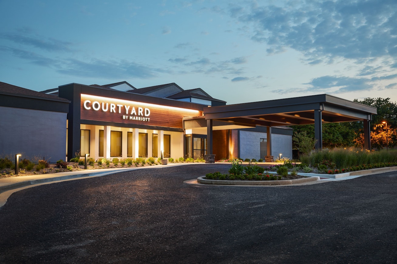 Courtyard by Marriott St. Louis Westport Plaza
