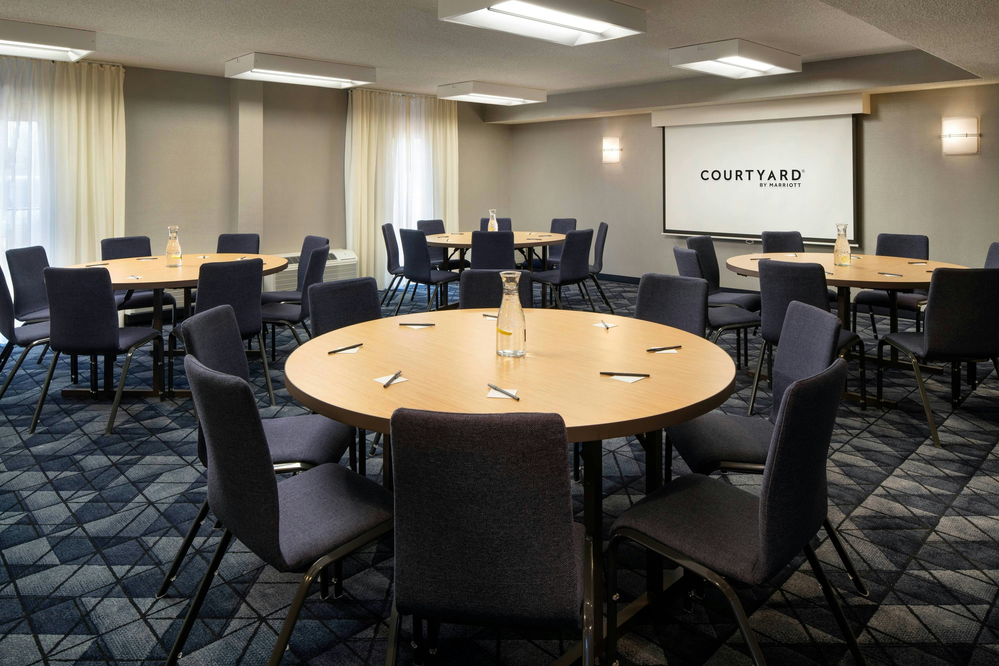 Courtyard by Marriott Bakersfield