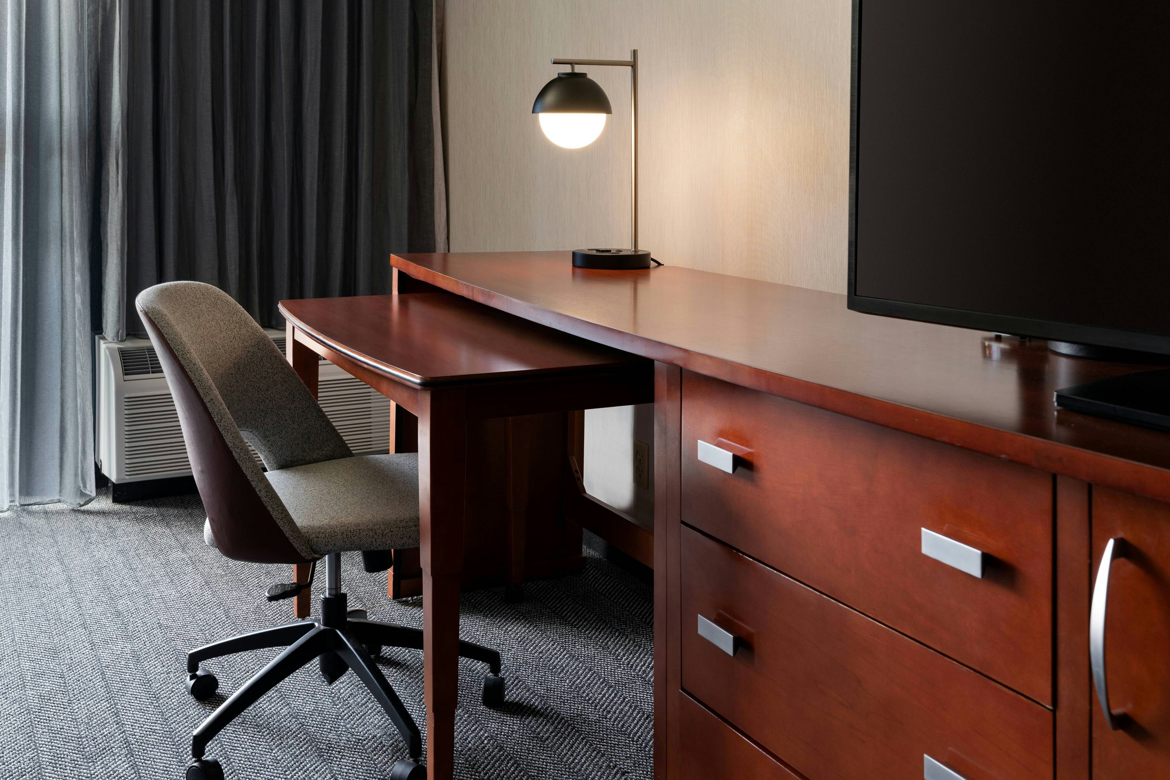 Courtyard by Marriott Bakersfield