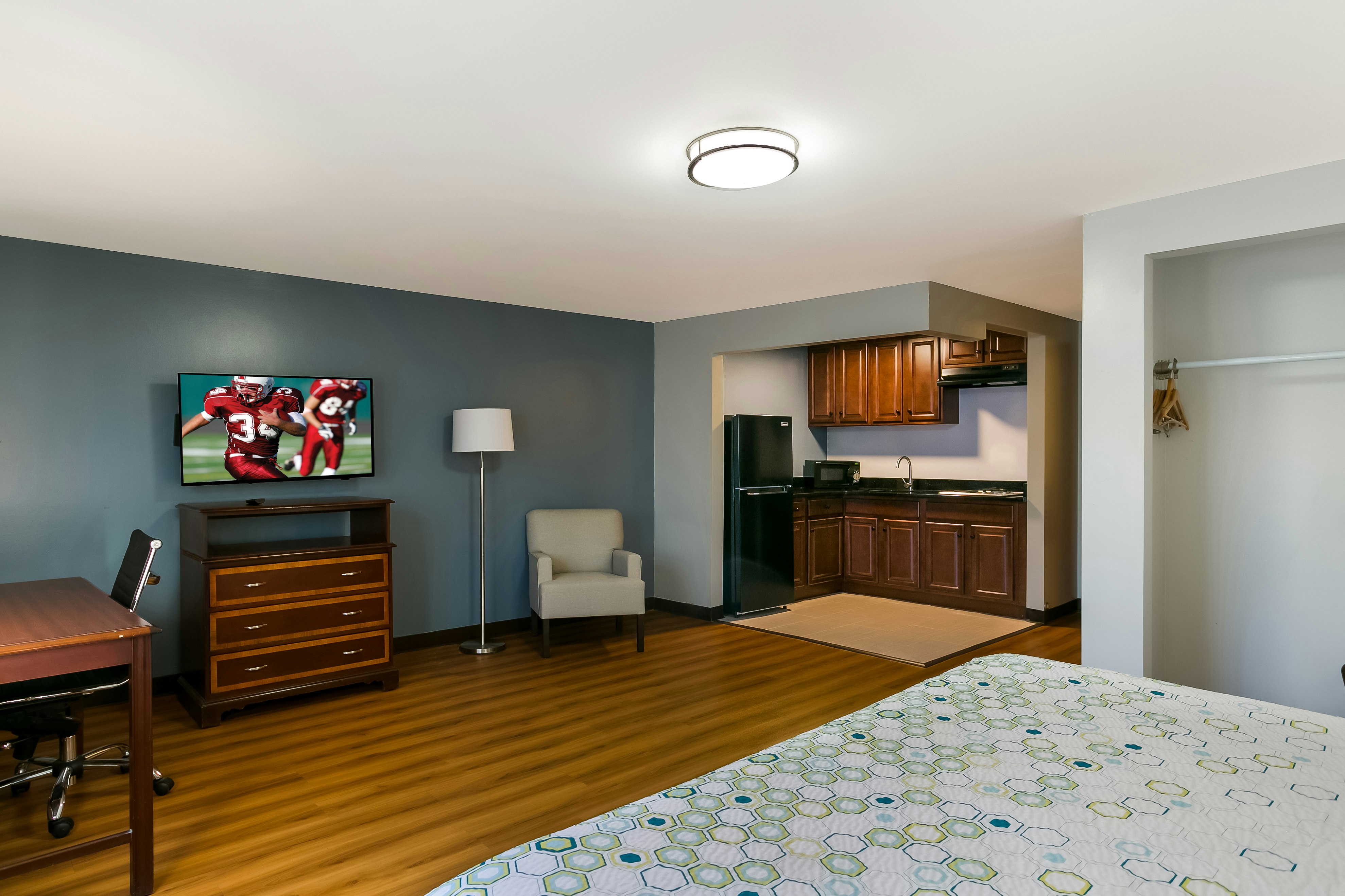 Studio 2 Queen Beds with Stove-Top Non-Smoking