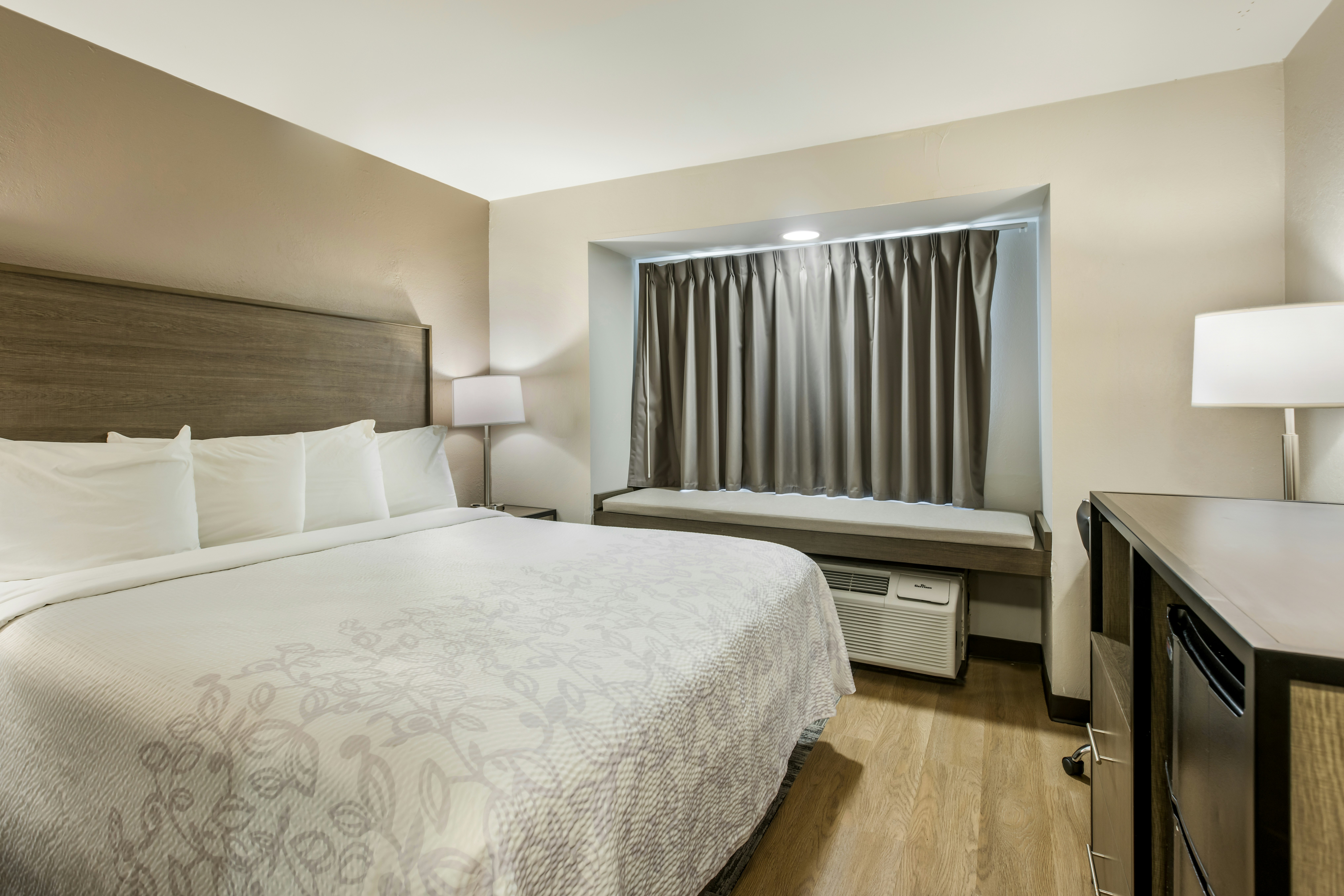 Deluxe 1 King Bed Smoke Free