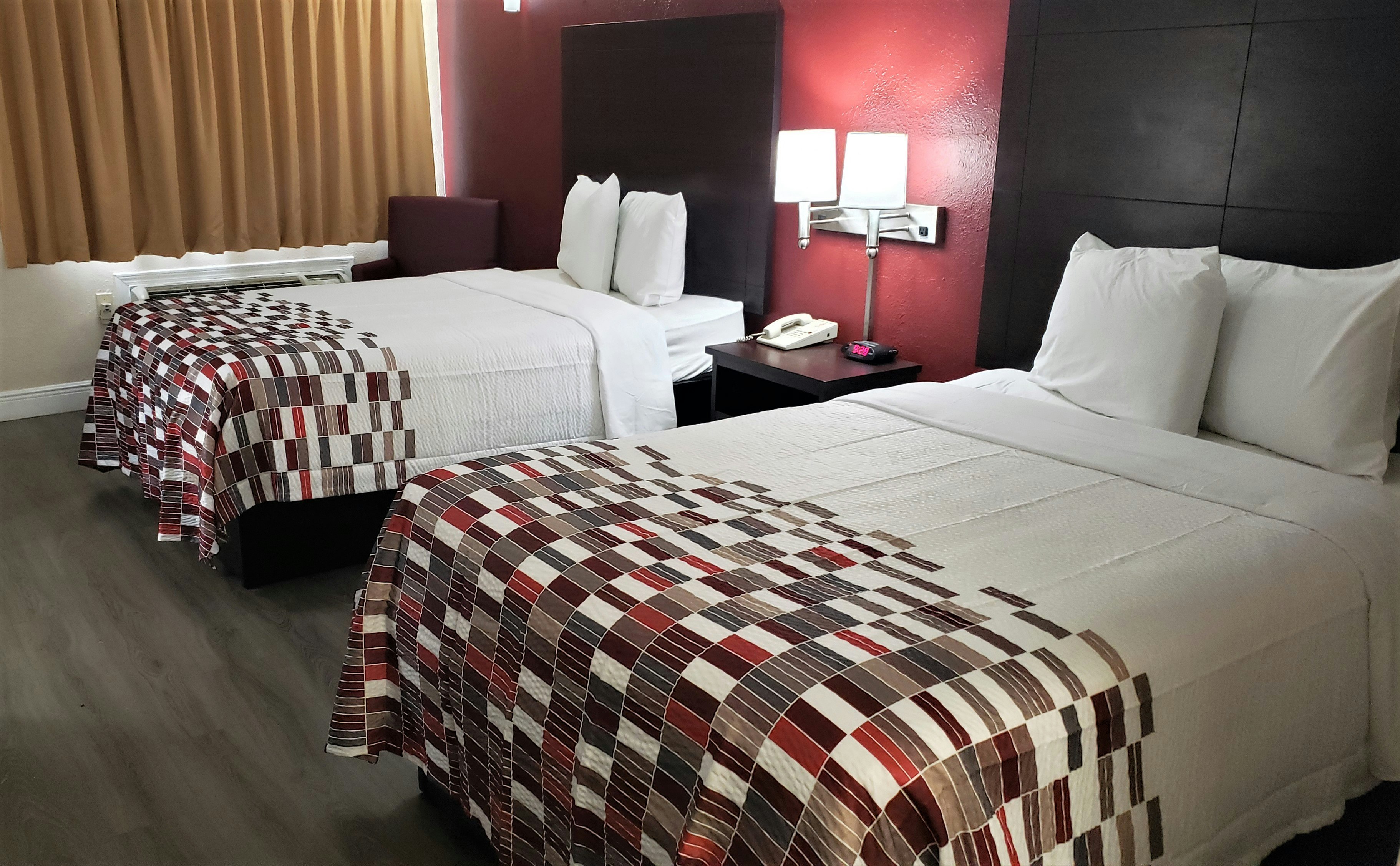 Deluxe 2 Full Beds Non-Smoking