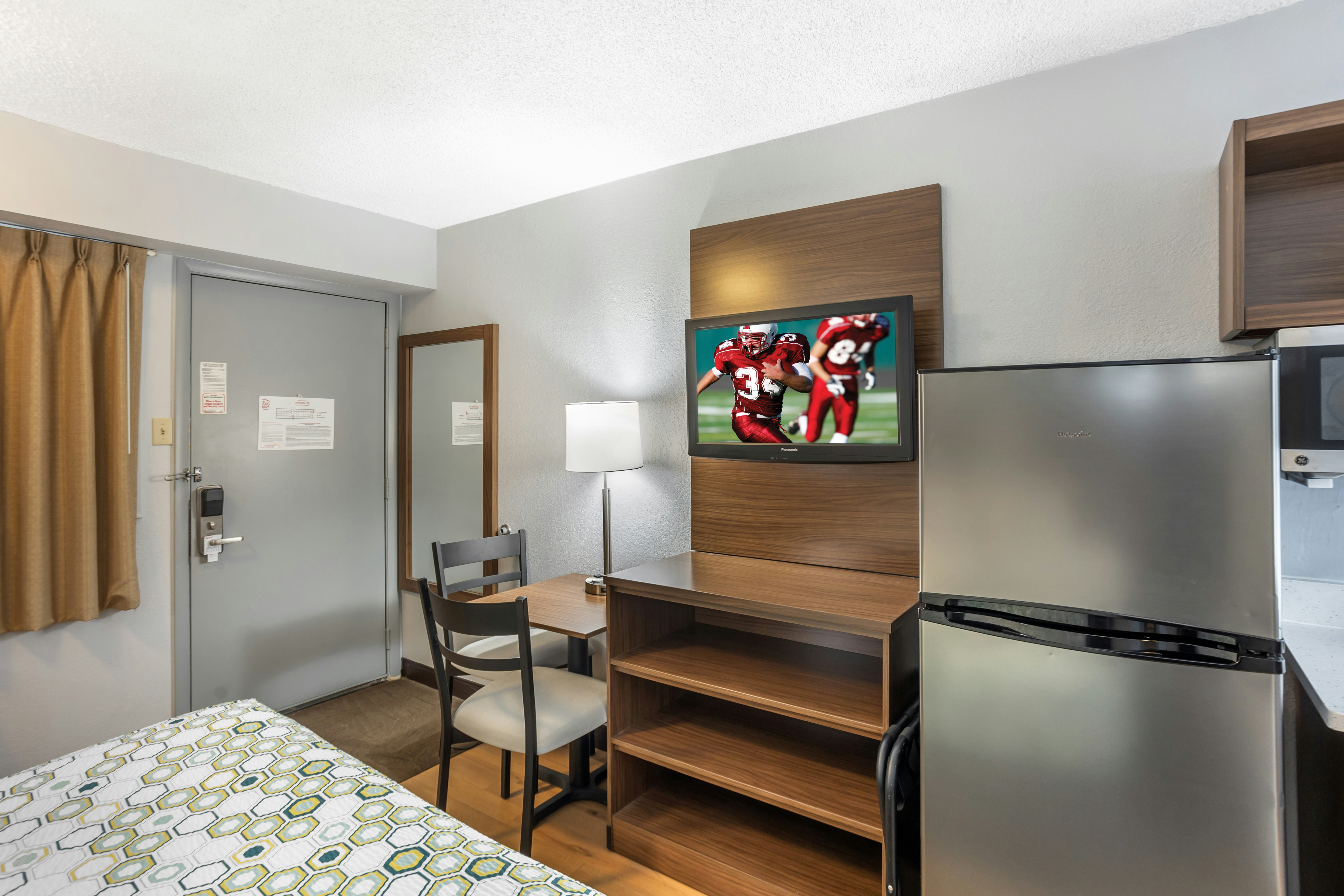 Studio 1 King Bed with Larger Desk Non-Smoking