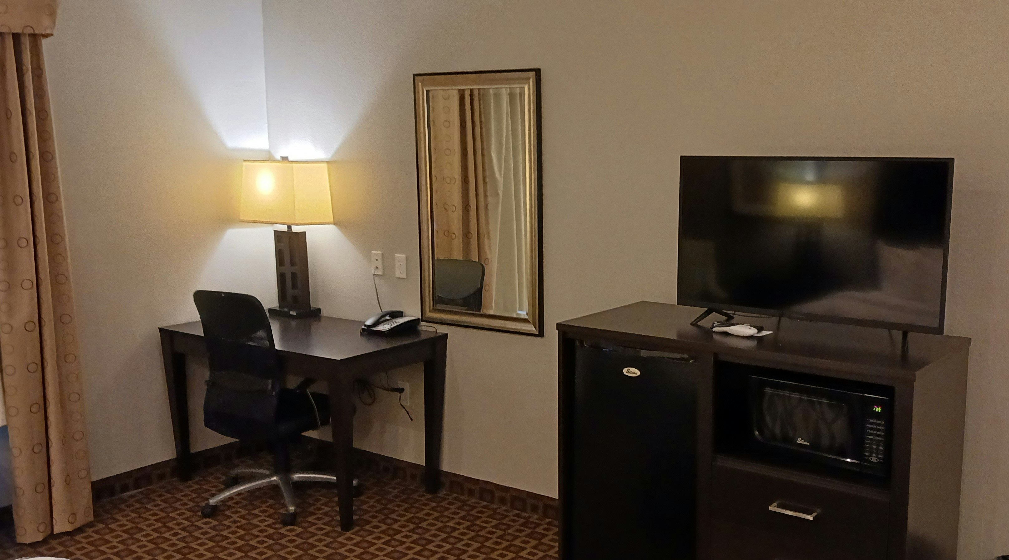 ADA Accessible King Suite with Roll-In Shower Non-Smoking