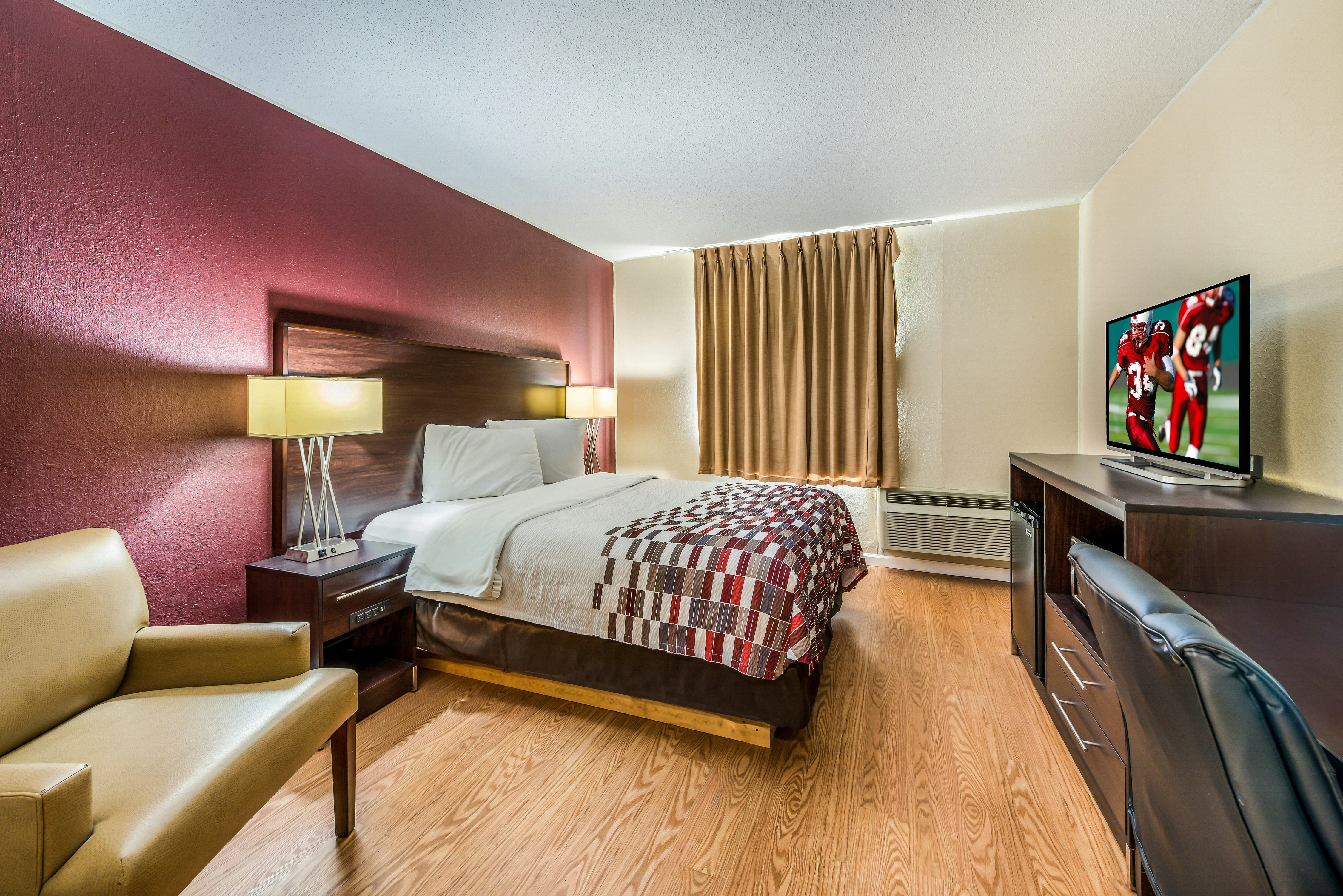 Deluxe 1 Queen Bed Non-Smoking