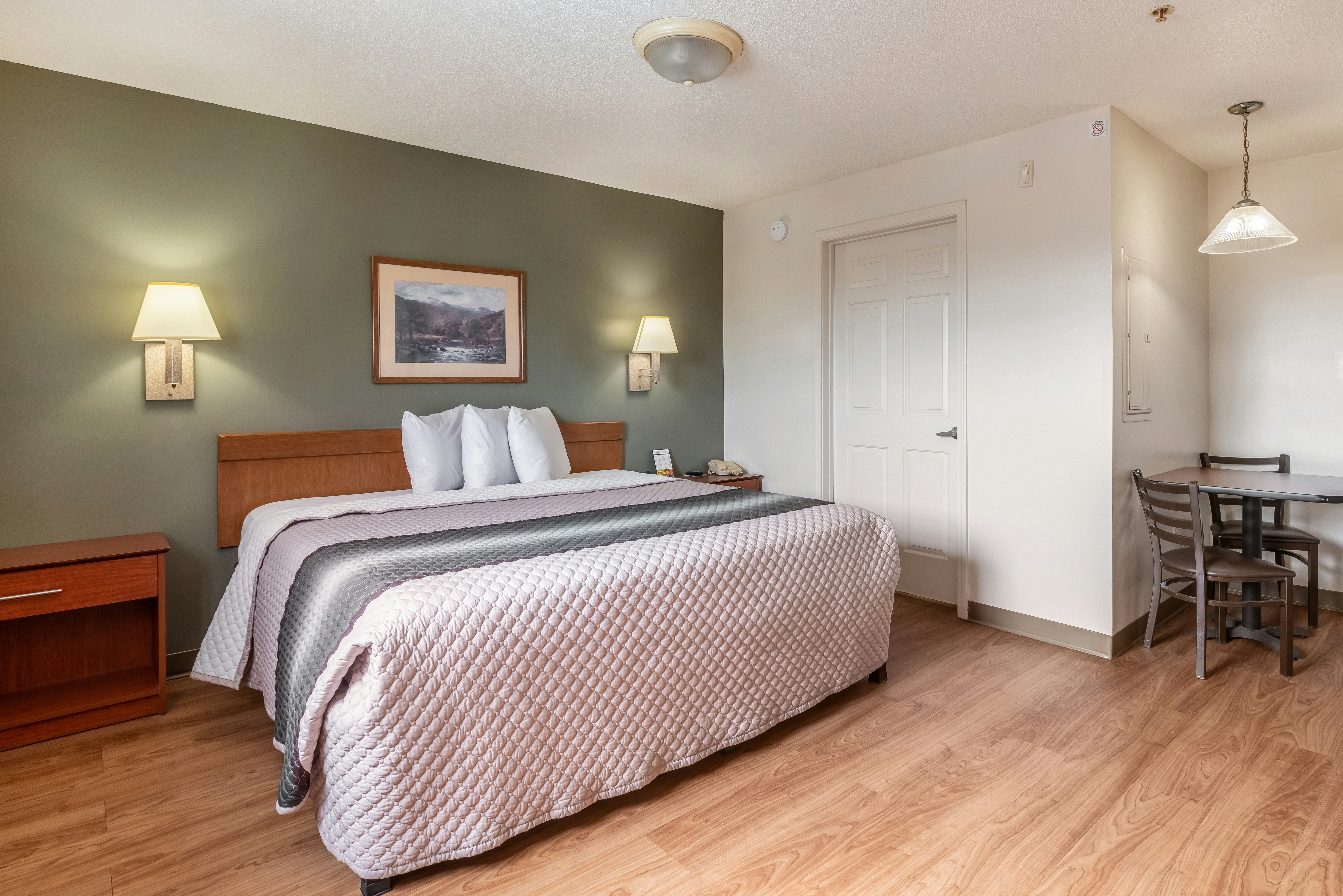 HomeTowne Studios Suites Charlotte – Concord