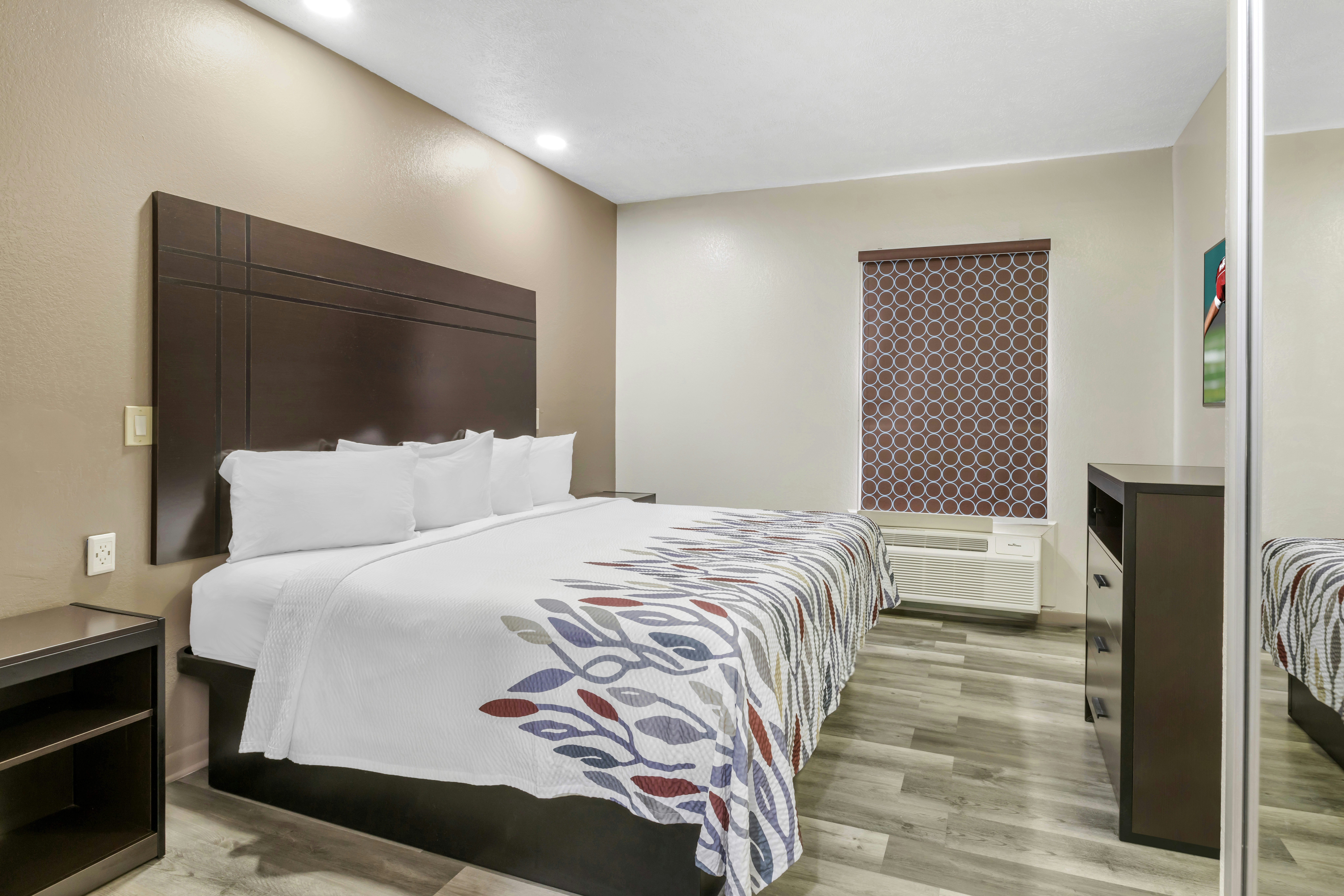 ADA Superior King with Roll-In Shower Non-Smoking