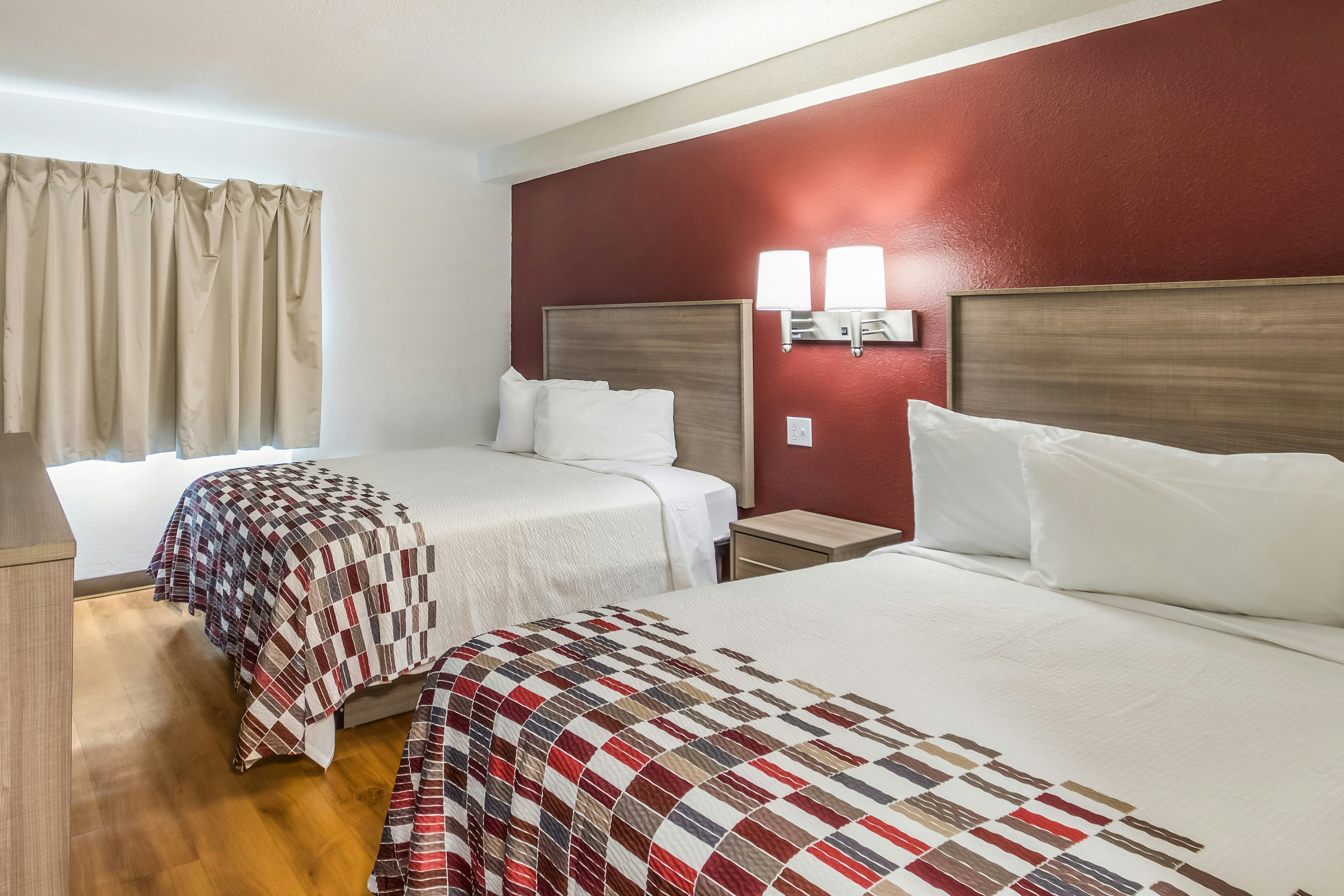 ADA Accessible 2 Queen Beds with Roll-In Shower Non-Smoking