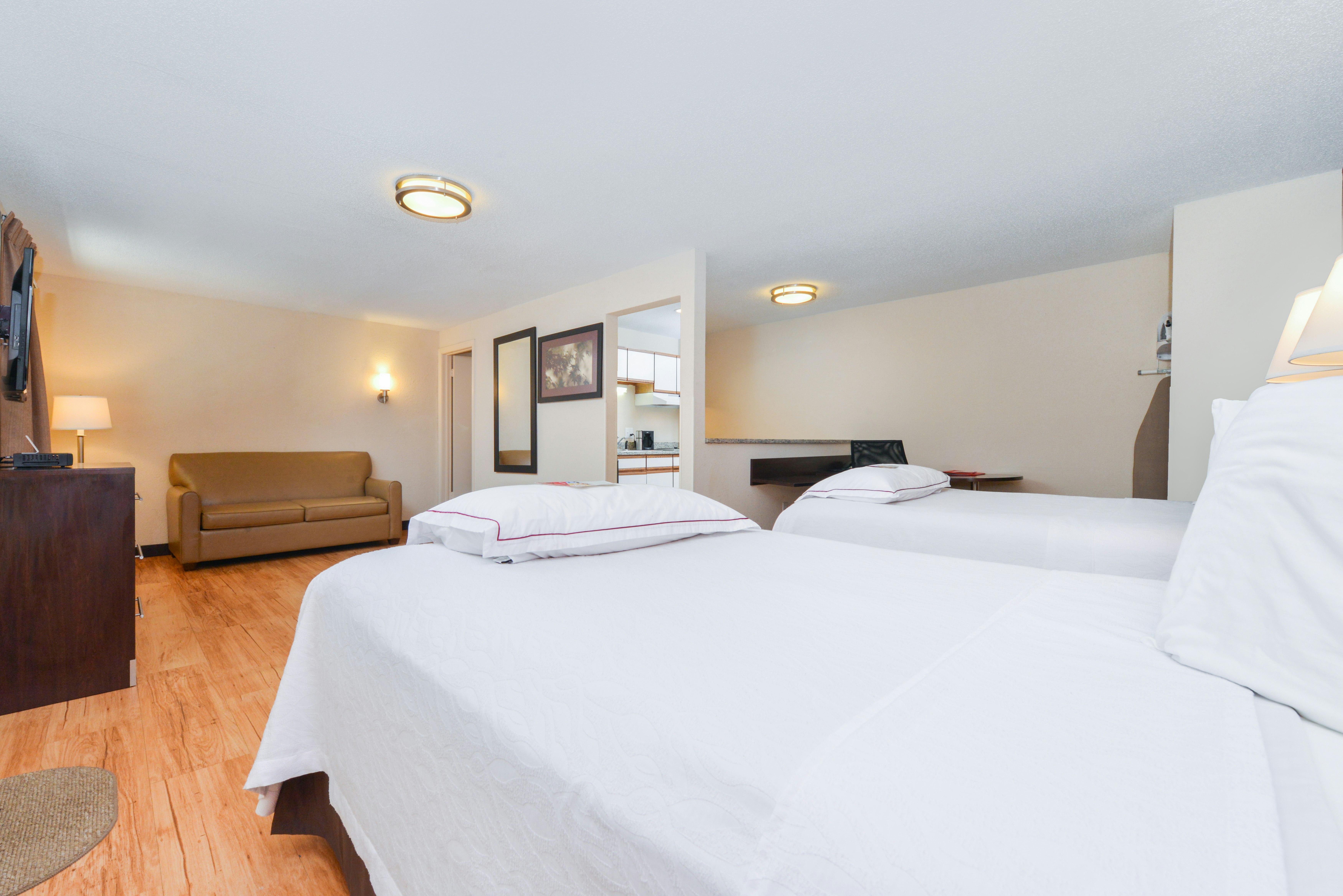 Deluxe 2 Full Beds w/ Kitchen Smoke Free
